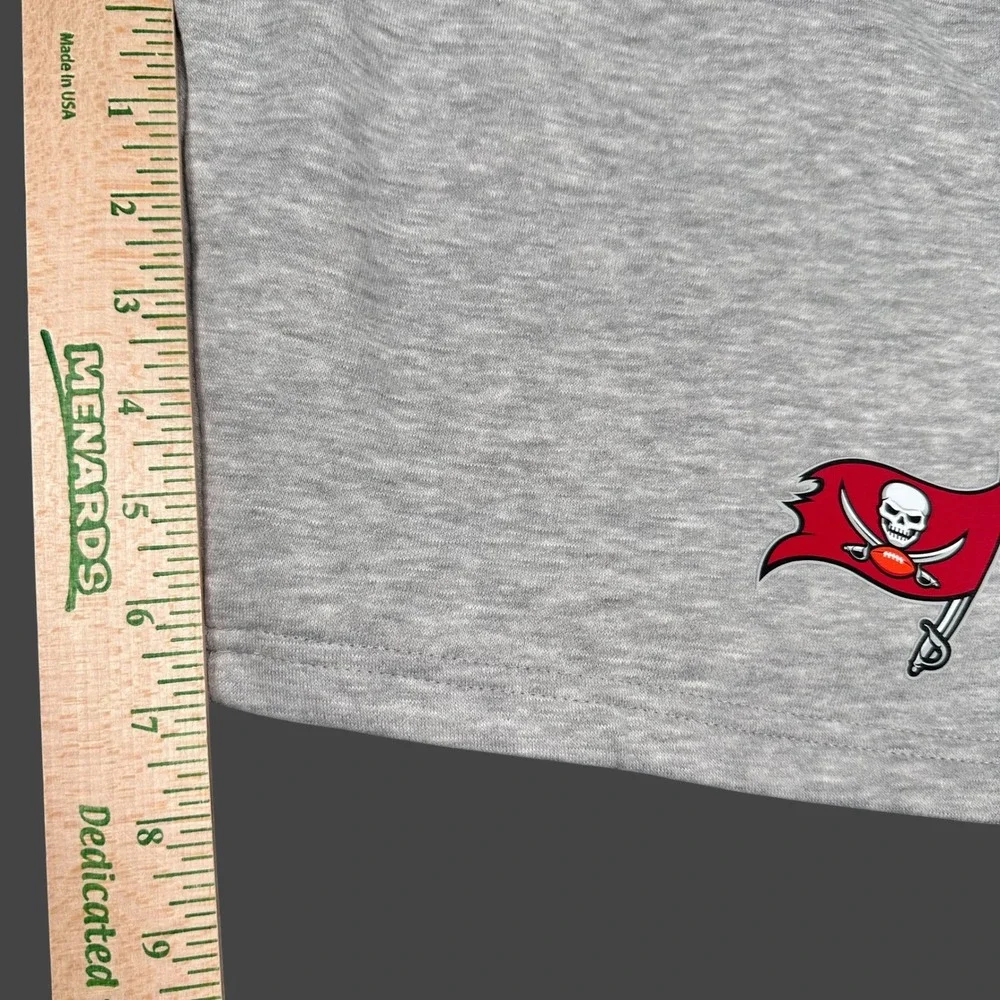 NFL Team Apparel Tampa Bay Buccaneers Shorts Mens Small Gray Fleece Athletic